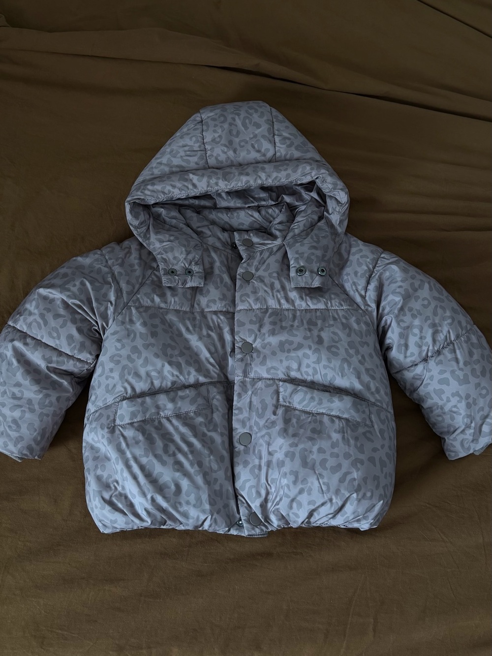 Zara Kids Hooded Puffer Jacket in Light Gray Leopard